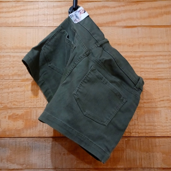 Retro High Rise Shorts - Picture 2 of 7